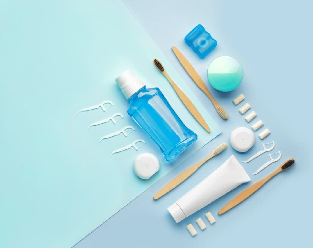 Natürliche Mundhygiene mit Rotweinessig und ätherischen Ölen zur Pflege der Mundflora